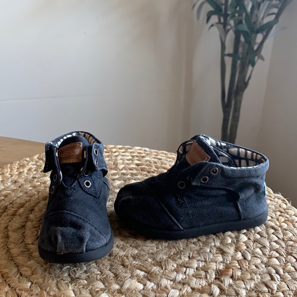Toms toddler size 7 black shoes